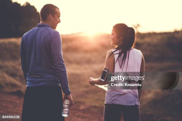 coucher de soleil romantique sur l’activité de sport - flirter photos et images de collection