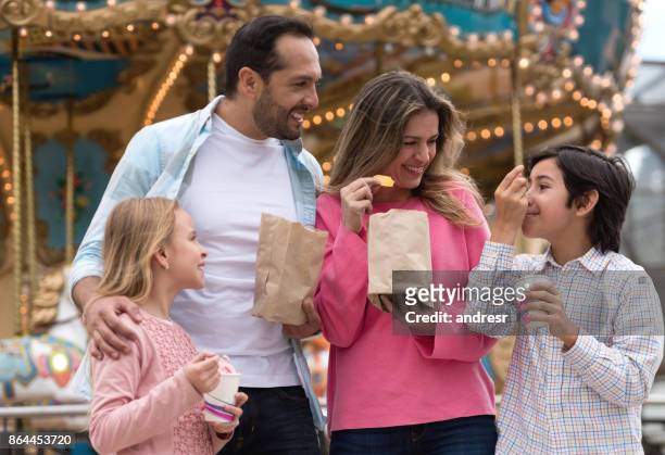 gelukkige familie plezier op een pretpark - famous family funfair stockfoto's en -beelden