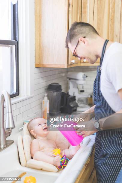 Bebé le encanta la hora del baño