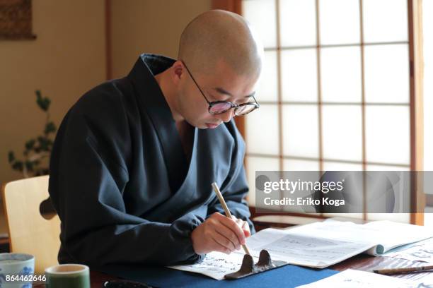 man doing calligraphy in japanese-style room - 和室 ストックフォトと画像