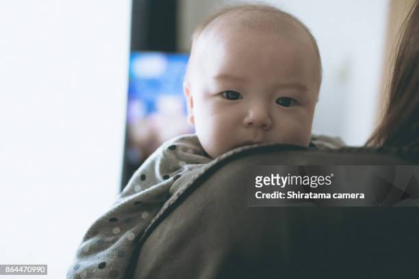 baby boy 2months - shiratama camera stock-fotos und bilder