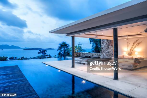 luxus ferienhaus insel villa außen mit infinity-pool - luxury hotel island stock-fotos und bilder