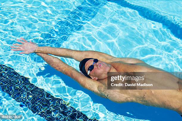 backstroke, male swimmer pushing off from side - backstroke fotografías e imágenes de stock