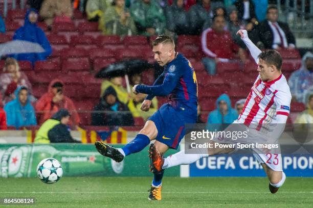 Gerard Deulofeu Lazaro of FC Barcelona fights for the ball with Leonardo Koutris of Olympiacos FC during the UEFA Champions League 2017-18 match...