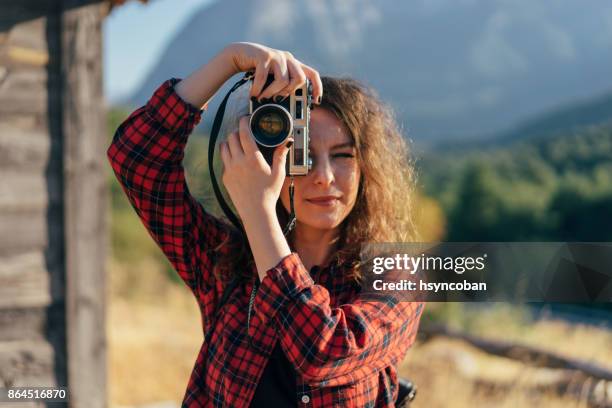 jonge vrouw fotograferen het herfst seizoen - fotografie stockfoto's en -beelden