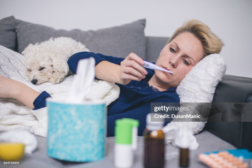 Krank Woman.Flu.Woman gefangen Kälte. Niesen in das Gewebe. Kopfschmerzen. Virus