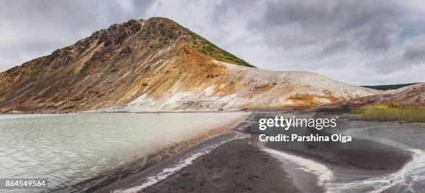 el lago en la caldera del volcán golovnin, isla de kunashir, rusia - summits russia 2015 fotografías e imágenes de stock