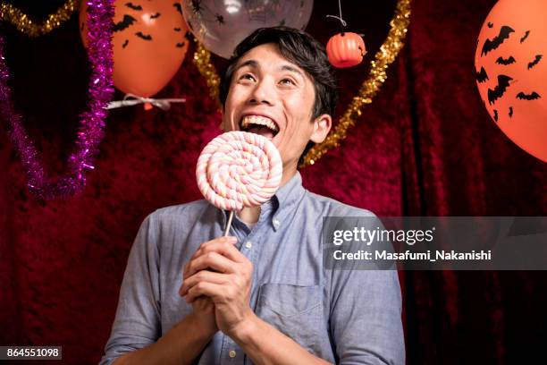 japanse mannelijke halloween portret - lollipop man stockfoto's en -beelden