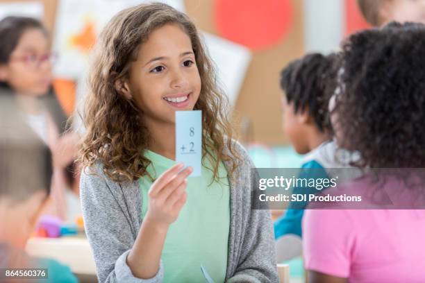 comentarios de colegiala flashcards con compañera de clase - tarjeta de ilustración fotografías e imágenes de stock