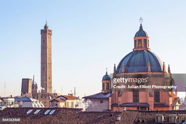 the sanctuary of santa maria della vita near the piazza maggiore. behind it can be seen the torre degli asinelli. - maria tejada fotografías e imágenes de stock