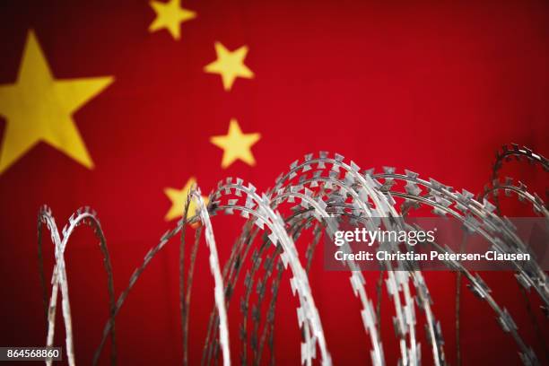 barbed wire and chinese national flag - rijksgrens stockfoto's en -beelden
