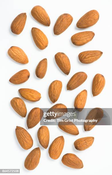 whole almonds - amandel stockfoto's en -beelden