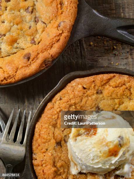 skillet chocolate chip cookie with caramel ice cream - chocolate chip ice cream stock pictures, royalty-free photos & images