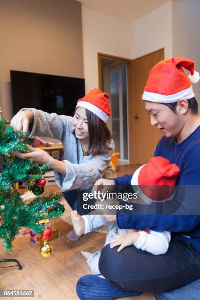 クリスマス ツリーを飾る日本の家族 - christmas family tree ストックフォトと画像