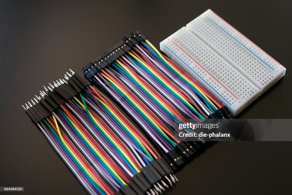 Los alambres del arco iris y protoboard. Puente macho hembra-hembra para circuito electrónico