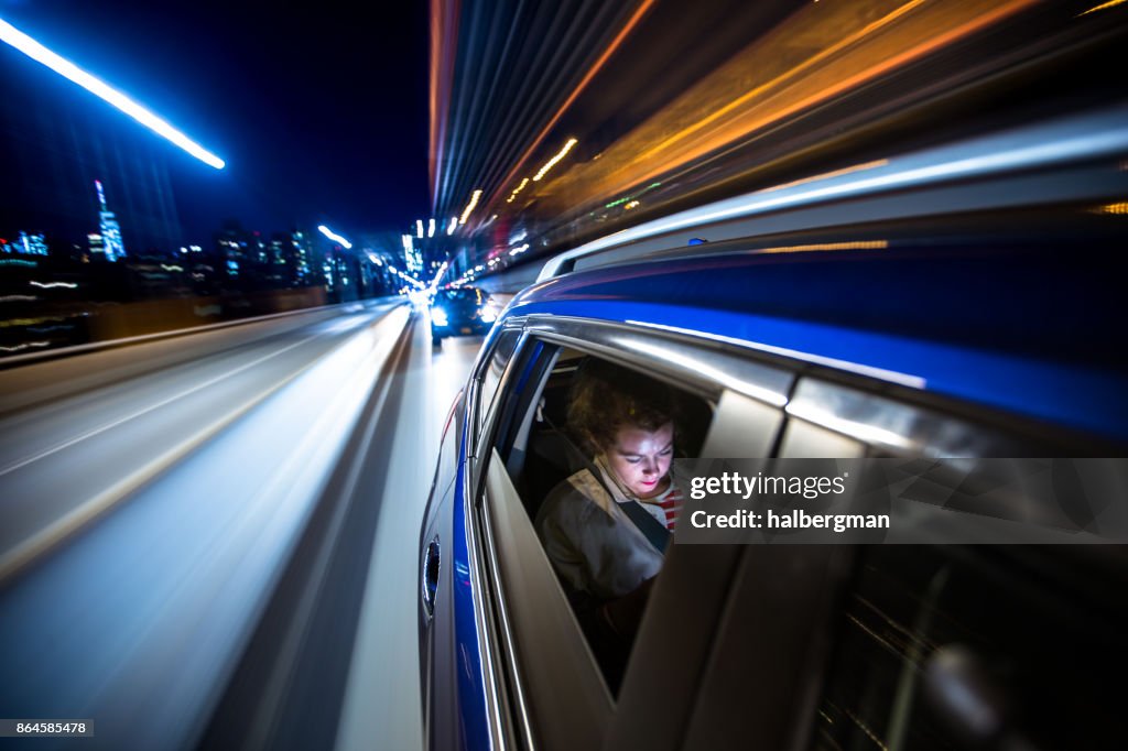 Vrouw aan de achterzijde van de auto rijden door New York stad