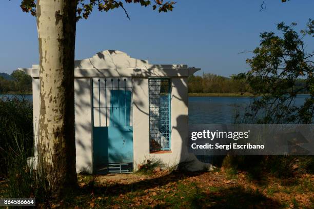 view of the banyoles pond in autumn, natural paradise in the region of pla de l'estany - banyoles stockfoto's en -beelden