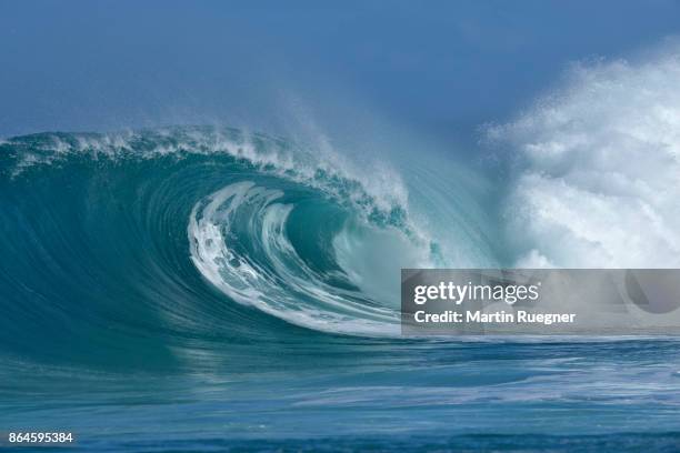 big dramatic wave. oahu, hawaii, usa, pacific islands, pacific ocean. - big wave stock pictures, royalty-free photos & images