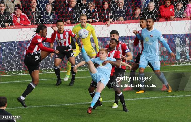 Duncan Watmore of Sunderland tries an over head kick during the Sky Bet Championship match between Brentford and Sunderland at Griffin Park on...