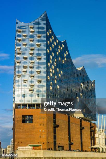 elbphilharmonie hamburg - hamburger hafen stock-fotos und bilder