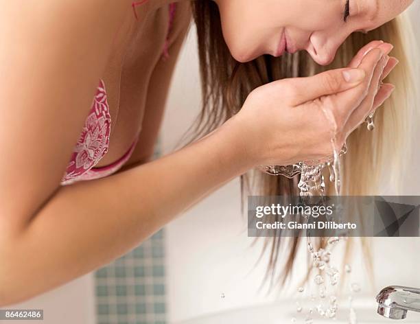 teenage girl washing face - girls in bras photos 個照片及圖片檔