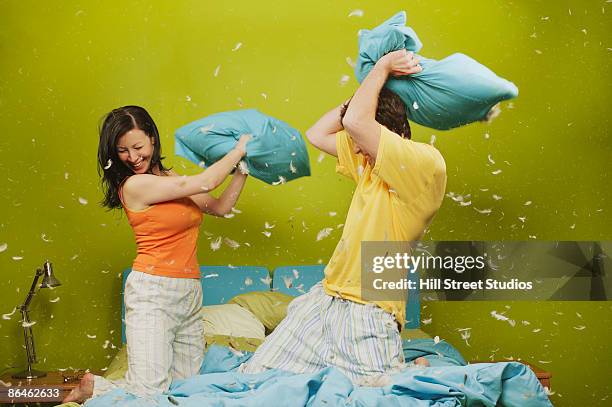 couple having pillow fight - kissenschlacht paar stock-fotos und bilder