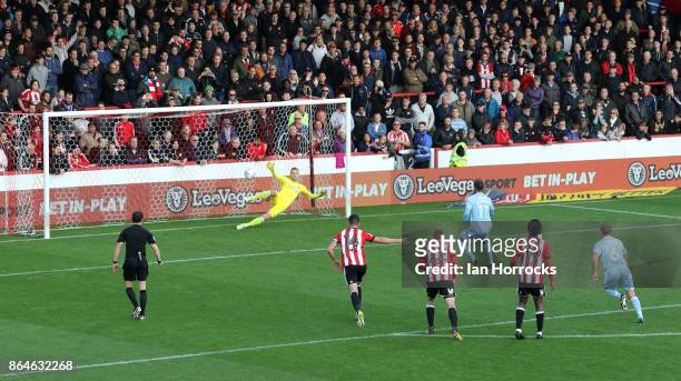 Lewis Graham of Sunderland scores the third Sunderland goal from the penalty spot during the Sky Bet Championship match between Brentford and...