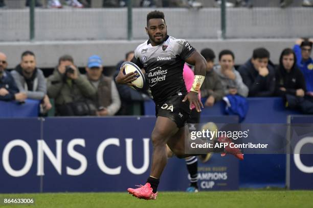 Toulon's Fijian winger Josua Tuisova runs to score a try during the European Rugby Champions Cup match Benetton Treviso vs RC Toulon at the Monigo...