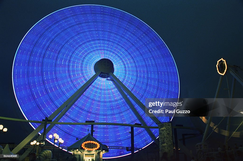 Spinning ferris wheel