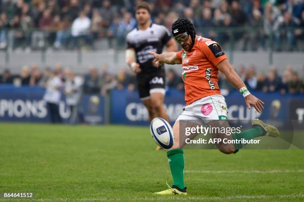 Benetton Treviso's Irish fullback Ian McKinley kicks the ball during the European Rugby Champions Cup match Benetton Treviso vs RC Toulon at the...