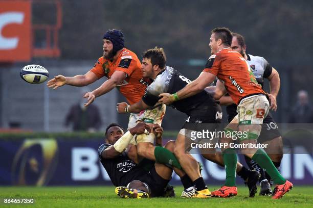 Benetton Treviso's New Zealander flanker Dean Budd passes the ball during the European Rugby Champions Cup rugby union match between Benetton Treviso...