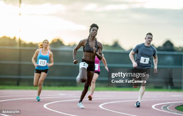 ein rennen - sprint-sport-wettbewerbsform stock-fotos und bilder
