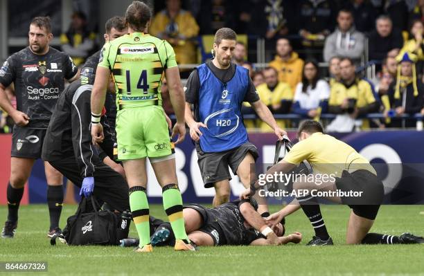 The referee tends to Clermont's French scrum-half Morgan Parra suffering from concussion during the European Rugby Champions Cup match ASM Clermont...