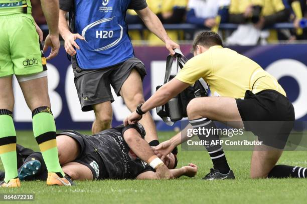 The referee tends to Clermont's French scrum-half Morgan Parra suffering from concussion during the European Rugby Champions Cup match ASM Clermont...