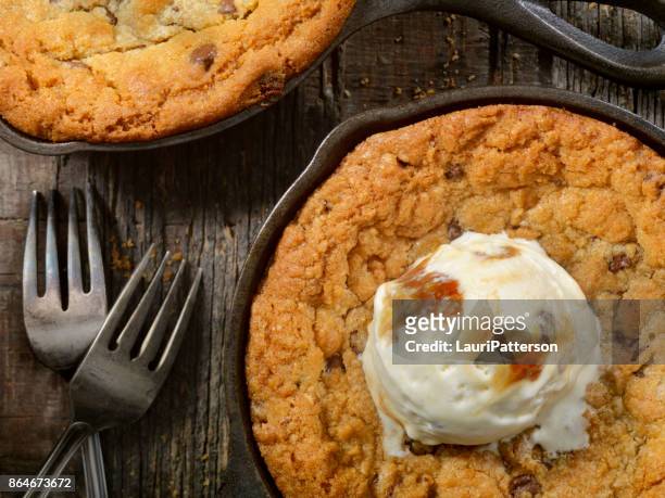 skillet chocolate chip cookie with caramel ice cream - chocolate chip ice cream stock pictures, royalty-free photos & images
