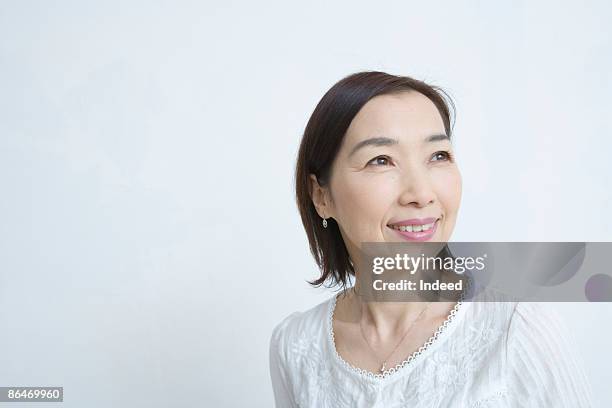 japanese woman smiling, looking away - portrait white background looking away stockfoto's en -beelden