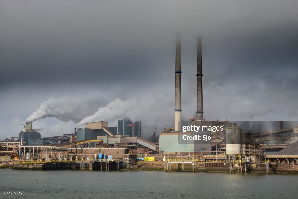 Fábrica de aço de Tata Steel ilimitado em IJmuiden, Países Baixos