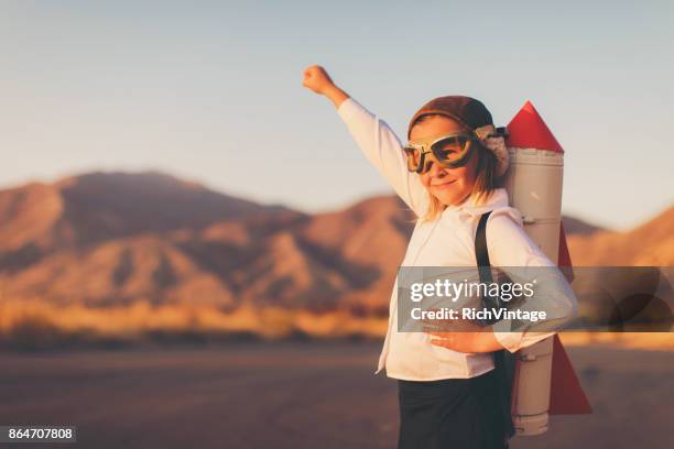 chica joven con el paquete de cohete - determinación fotografías e imágenes de stock