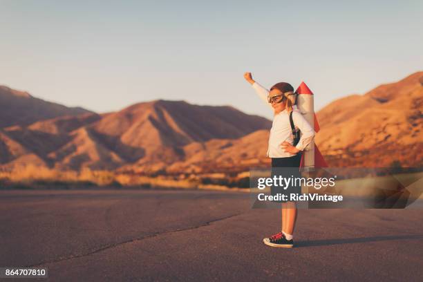 chica joven con el paquete de cohete - cohete despegue fotografías e imágenes de stock