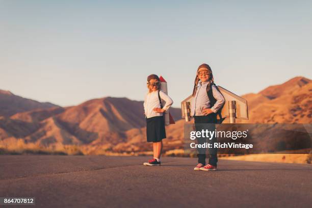 jonge business meisjes dragen van raketten - jet pack stockfoto's en -beelden