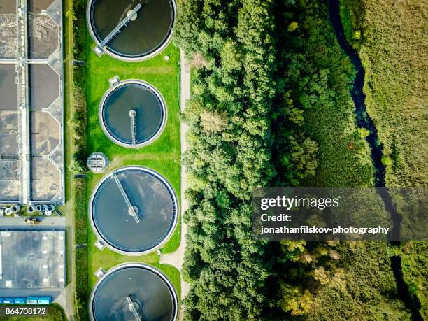 rioolwaterzuiveringsinstallatie - sewage stockfoto's en -beelden
