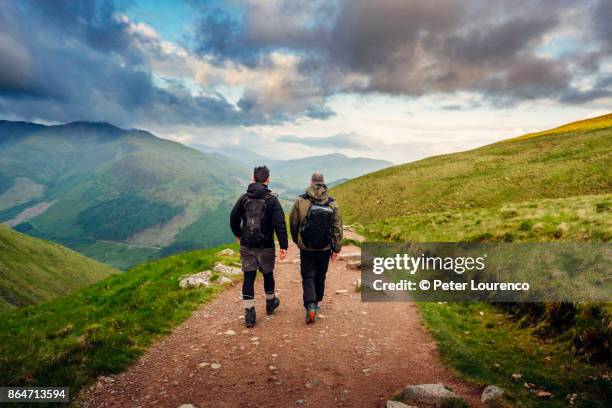 hiking friends - région des highlands photos et images de collection