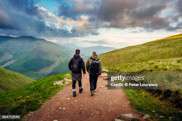 hiking friends - walking mountains foto e immagini stock