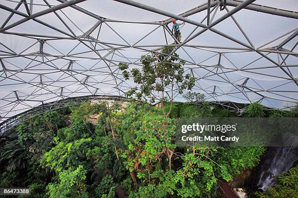 Balsa Rope 1,149 Rope Access Stock Photos, High-Res Pictures, and Images - Getty ...
