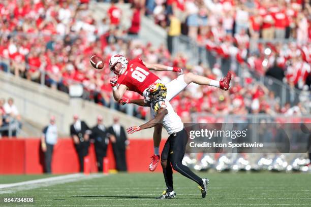 Wisconsin Badger tight end Troy Fumagalli can't hang onto the pass as Maryland Terrapin defensive back Darnell Savage Jr. Defends during a Big Ten...