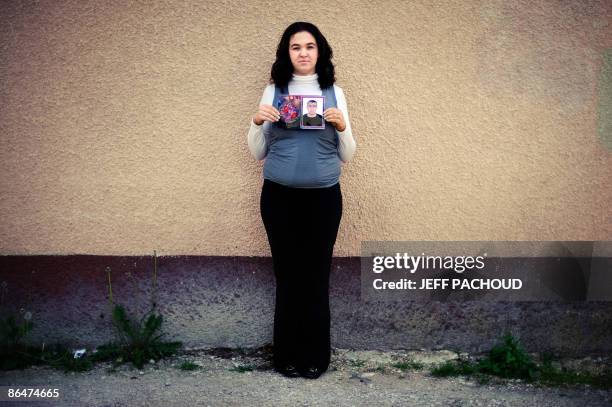 Jennifer Chary pose, le 6 mai 2009 à Dijon, avec le portrait de M'hamed, un Marocain de 24 ans sans papiers, avec qui elle devait se marier et qui a...