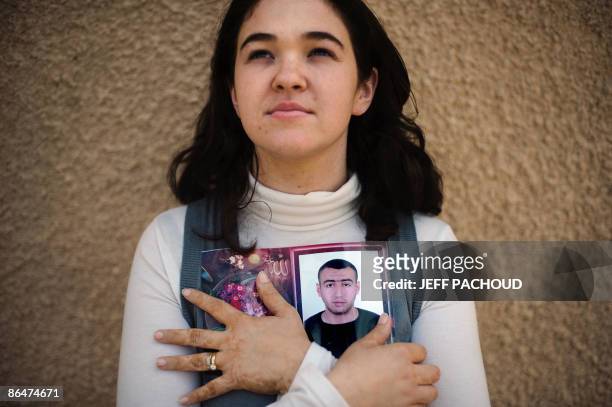 Jennifer Chary pose, le 6 mai 2009 à Dijon, avec le portrait de M'hamed, un Marocain de 24 ans sans papiers, avec qui elle devait se marier et qui a...