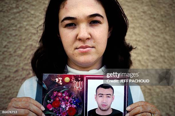 Jennifer Chary pose, le 6 mai 2009 à Dijon, avec le portrait de M'hamed, un Marocain de 24 ans sans papiers, avec qui elle devait se marier et qui a...