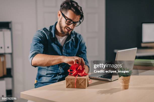 makeing cadeau voor collega - birthday office stockfoto's en -beelden