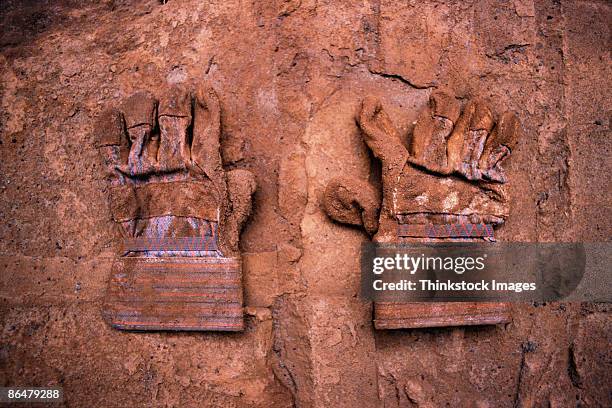 pair of work gloves - guantes-de-trabajo fotografías e imágenes de stock